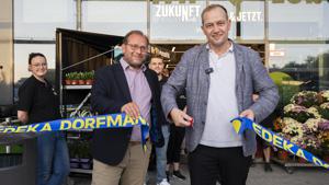 Kaufmann Christian Dorfmann (r.) bei der Markteröffnung mit Nauens Bürgermeister Manuel Meger.