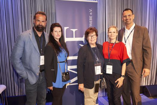 Glückliche Gastgeberfamilie: Soran Ahmed, Ramona Ahmed, die Mutter Carla Ahmed, Katharina Ahmed-Frick und ihr Ehemann Sulaf Ahmed (v.li.).