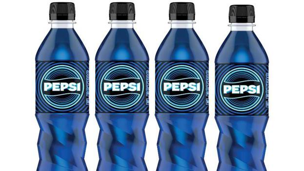 Pepsi Electric Blue startet exklusiv im 500-ml-Flaschenformat. Die neue Produktentwicklung ist zudem zuckerfrei und ermöglicht es Händlern, den wachsenden Vorlieben für zuckerfreie Erfrischungsgetränke gerecht zu werden. 