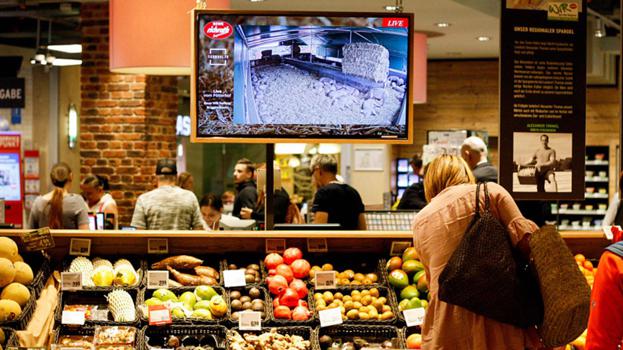 Rewe Richrath: Die Kaufmannsbrüder Lutz und Peter haben im Kölner Markt "Opernpassage"  als einer der ersten Händler schon 2019 Livebilder von Tieren im Stall gezeigt. Nun gewinnt der Trend wieder an Fahrt. 