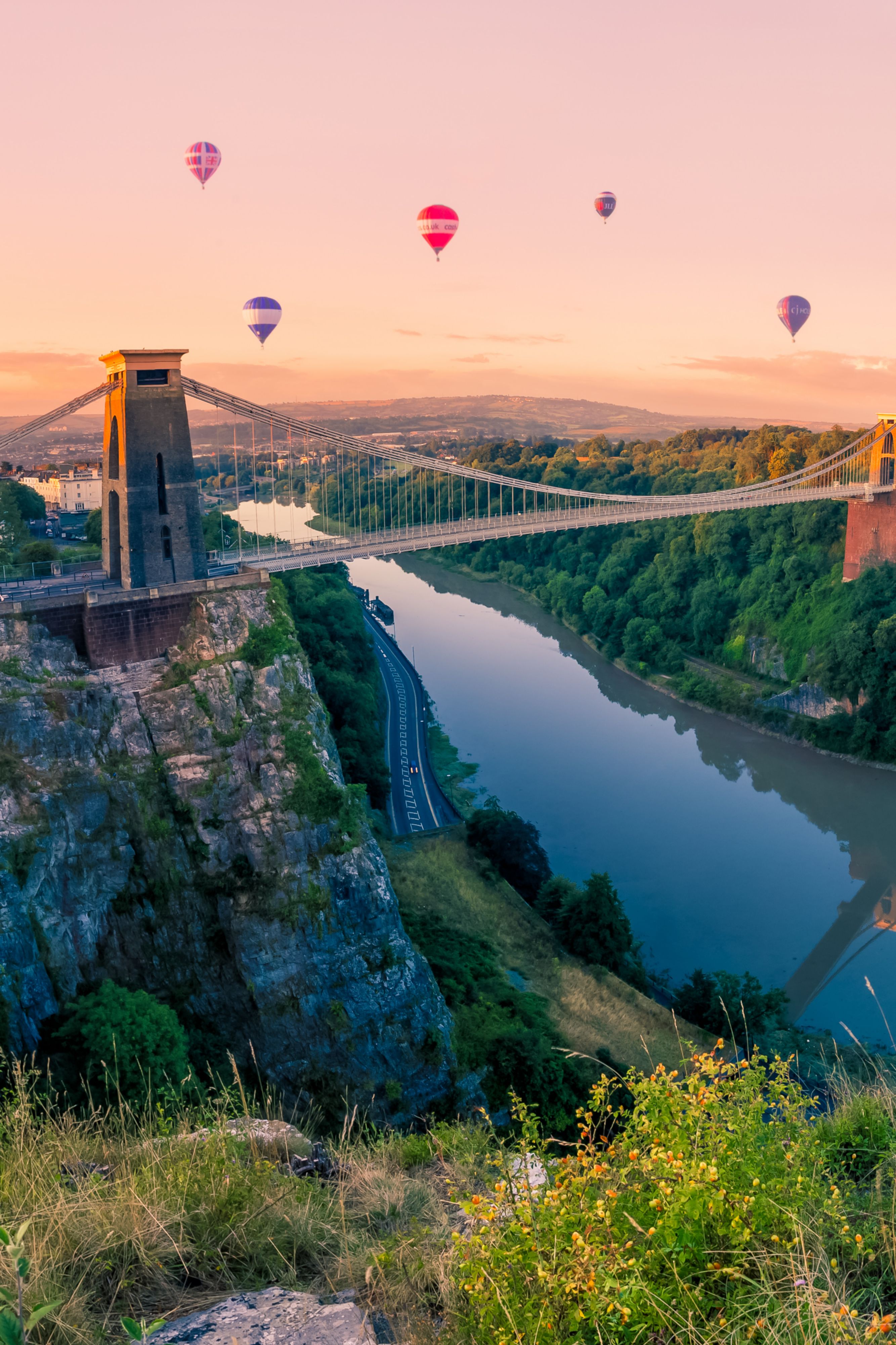 Mongolfiere e ponte sul fiume