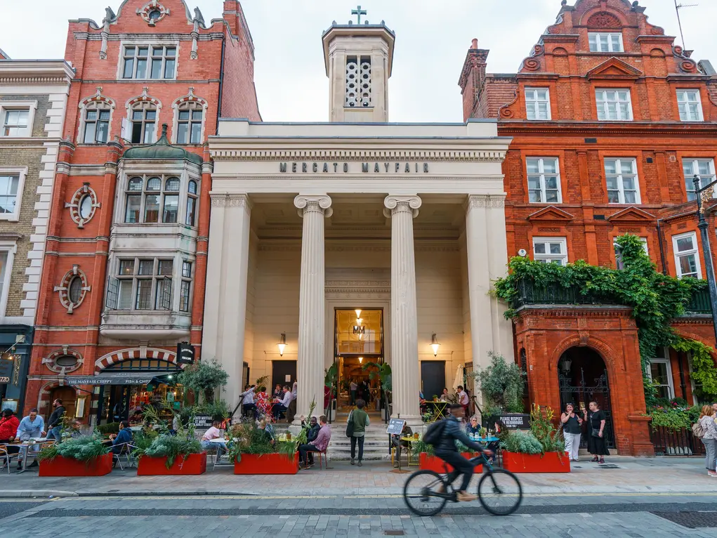 People eating outside Mercato Mayfair