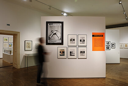 Ein Besucher spaziert durch die Ausstellung „Günter Brus. Herzeigung“ im BRUSEUM.