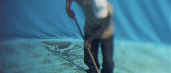 Nojus Drąsutis, The Pool Cleaners, Vilnius 2017 aus: Antje Ehmann, Harun Farocki, Eva Stotz, Eine Einstellung zur Arbeit / Labour in a Single Shot, 2011-

Filmstill