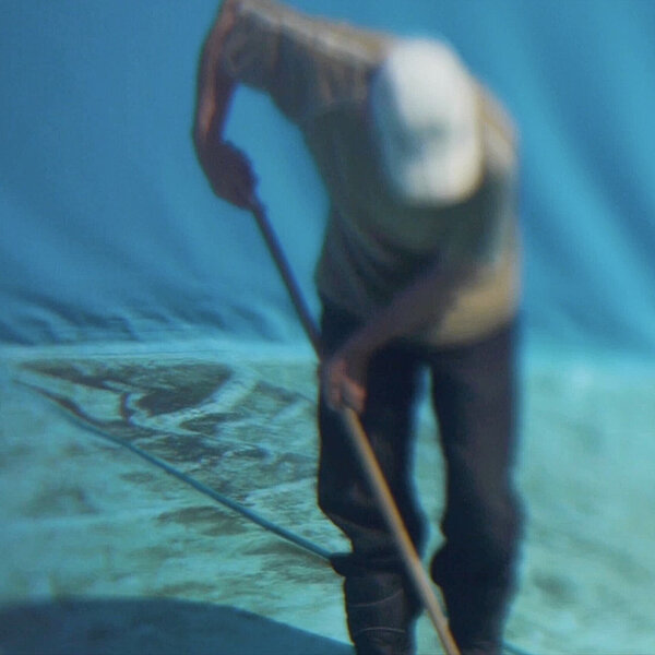 Nojus Drąsutis, The Pool Cleaners, Vilnius 2017 aus: Antje Ehmann, Harun Farocki, Eva Stotz, Eine Einstellung zur Arbeit / Labour in a Single Shot, 2011-

Filmstill