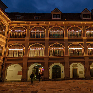 Lichtinstallation "Nicht im vorliegenden Sachverhalt" von Joseph Kosuth im Lesliehof Graz