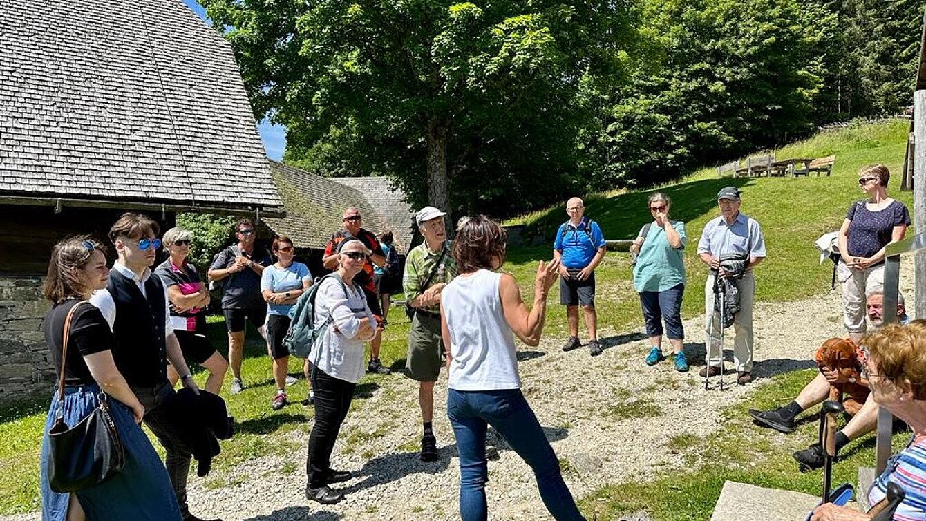 Gruppe vor dem Geburtshaus am Gelände des Kluppeneggerhofes