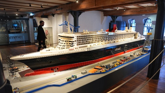 Ein Lego-Modell der "Queen Mary 2" steht im Internationalen Maritimen Museum Hamburg in der Hafencity. © picture alliance / dpa Foto: Marcus Brandt