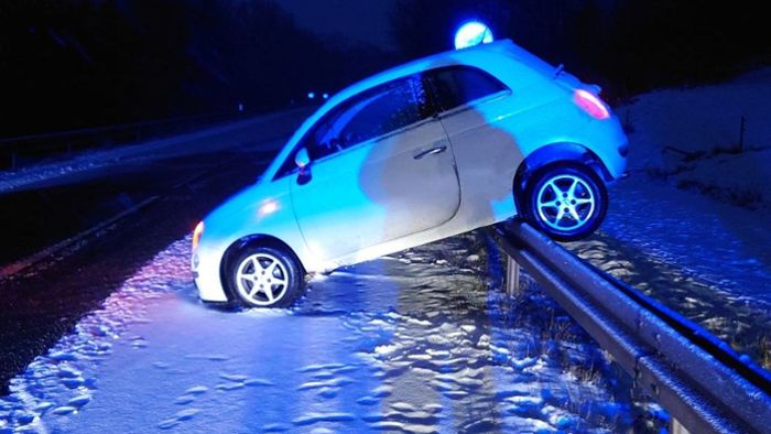 Landkreis Sonneberg: Auto bleibt auf Leitplanke stehen