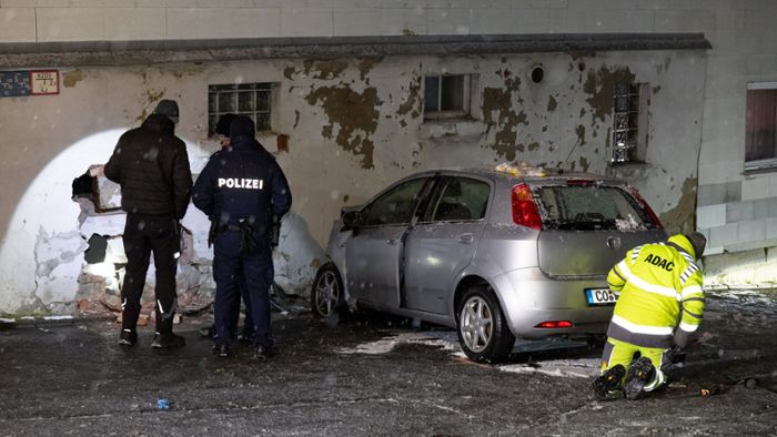 Einsturzgefahr: Auto prallt gegen Hauswand - vier Menschen verletzt