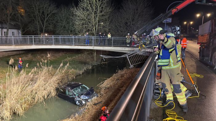 Unfälle: Auto stürzt drei Meter tief in einen Fluss - Fahrer verletzt