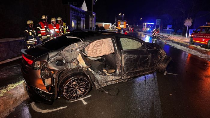 Trümmerfeld und zwei Verletzte: 600-PS Mercedes rast in Garage