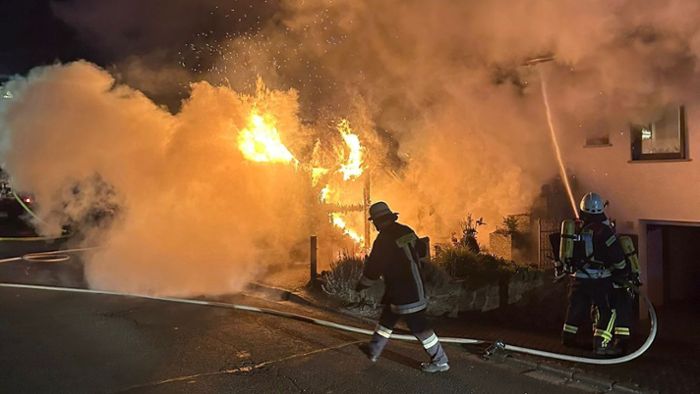 Kronacher Land: Gartenhütte in Flammen - Feuer greift auf Wohnhaus über