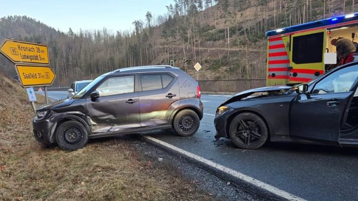 Ludwigsstadt: Zwei Verletzte nach Crash auf B85