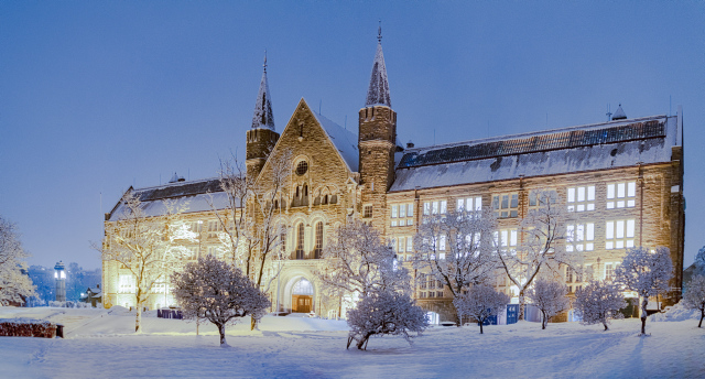 Photo of NTNUs Main building at Gløshaugen campus in wintertime.