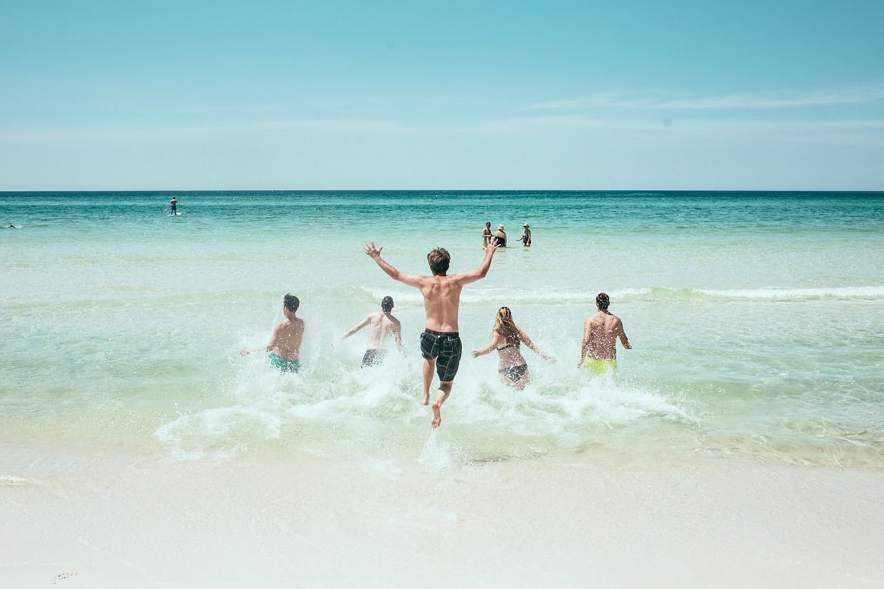 Crianças e adolescentes na praia