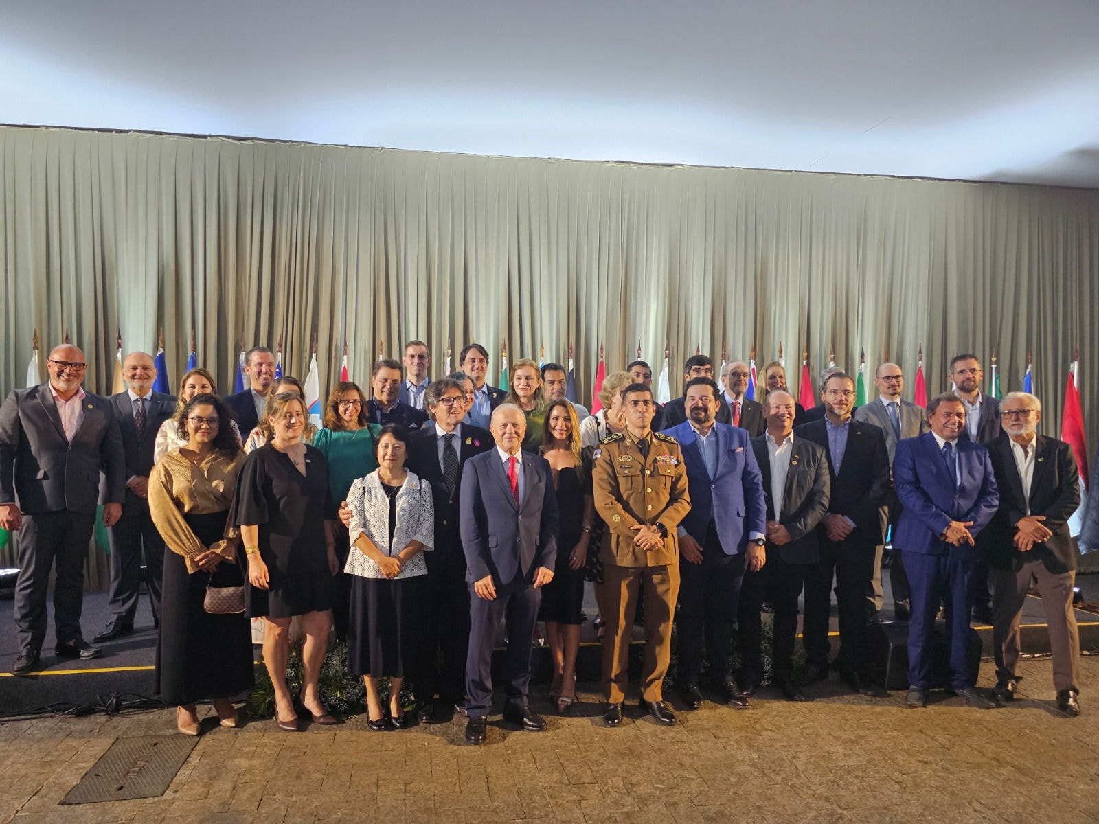 Representantes de diversos consulados com presença em Belo Horizonte e presidentes de Câmaras de Comércio estiveram na confraternização oferecida pelo Governo de Minas, no Palácio da Liberdade.