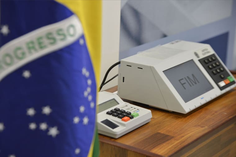 Para se manterem elegíveis em disputas de cargos políticos nas eleições, um dos requisitos exigidos por lei é ter idade mínima