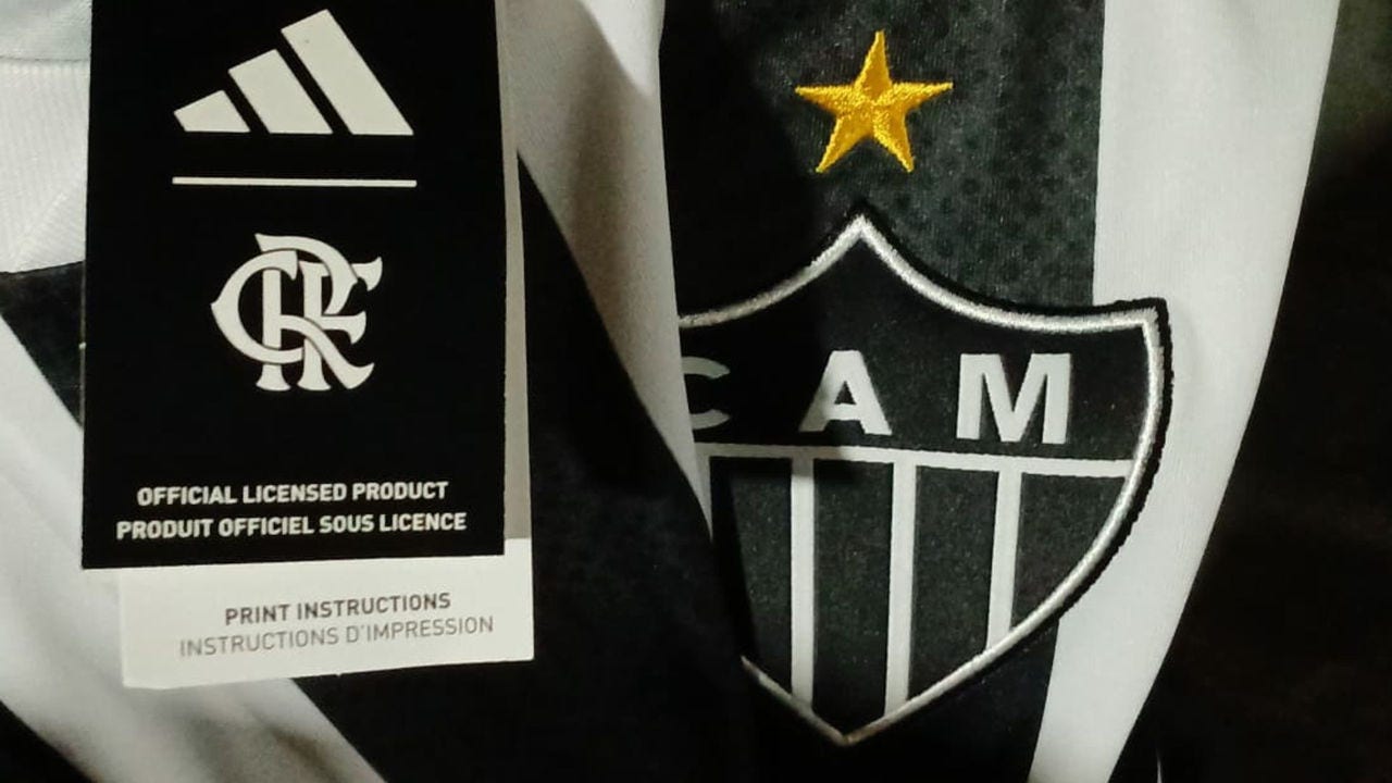 Camisa do Atlético estava com uma etiqueta que tinha o escudo do Flamengo