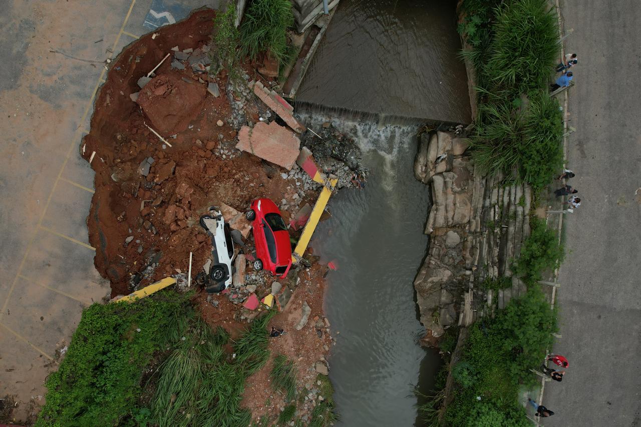 Temporal deixa cenário de destruição no Vale do Jatobá, na região do Barreiro, em BH  