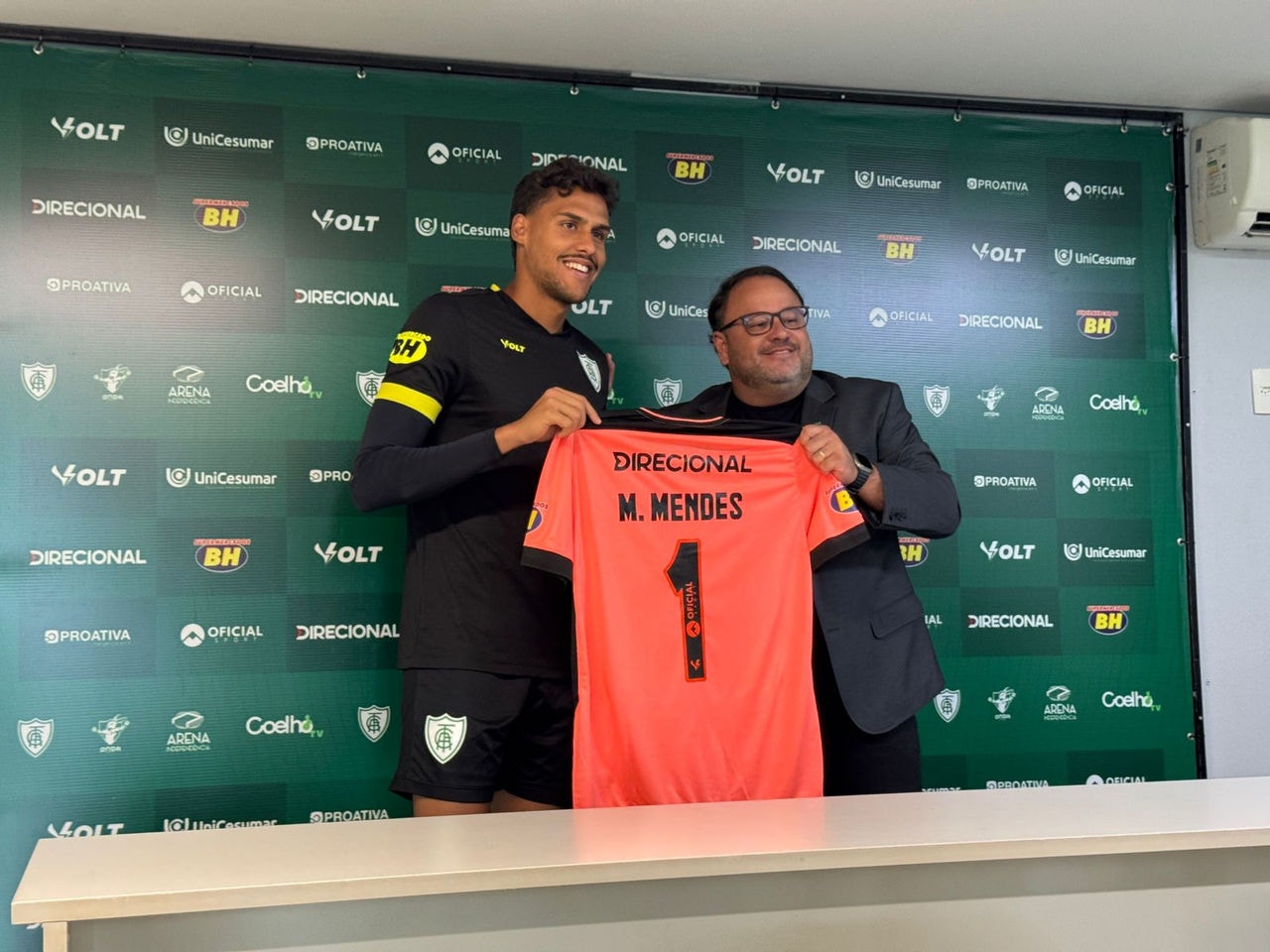 Goleiro Matheus Mendes é apresentado oficialmente como reforço do América