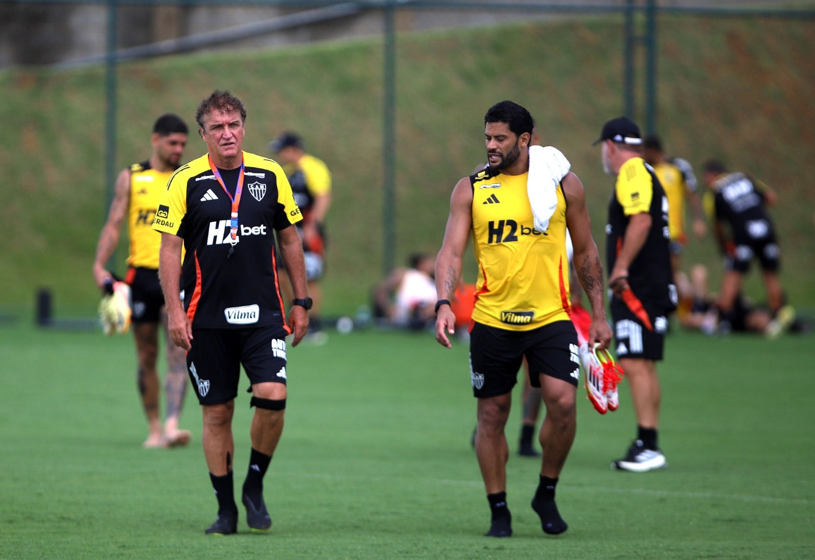 Técnico Cuca e Hulk conversam durante treino aberto do Atlético na Cidade do Galo