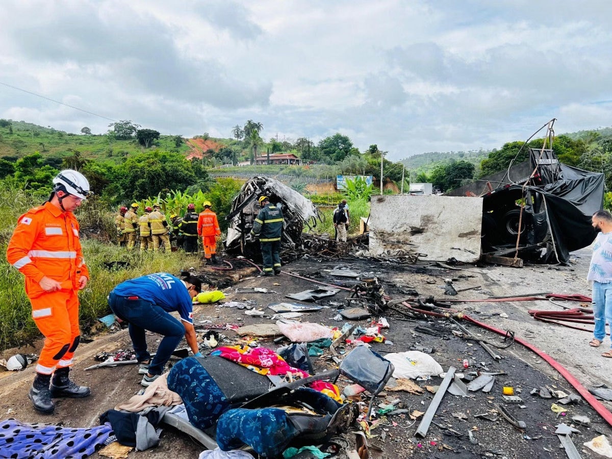 Acidente com ônibus, caminhão e carro deixou 51 mortos 