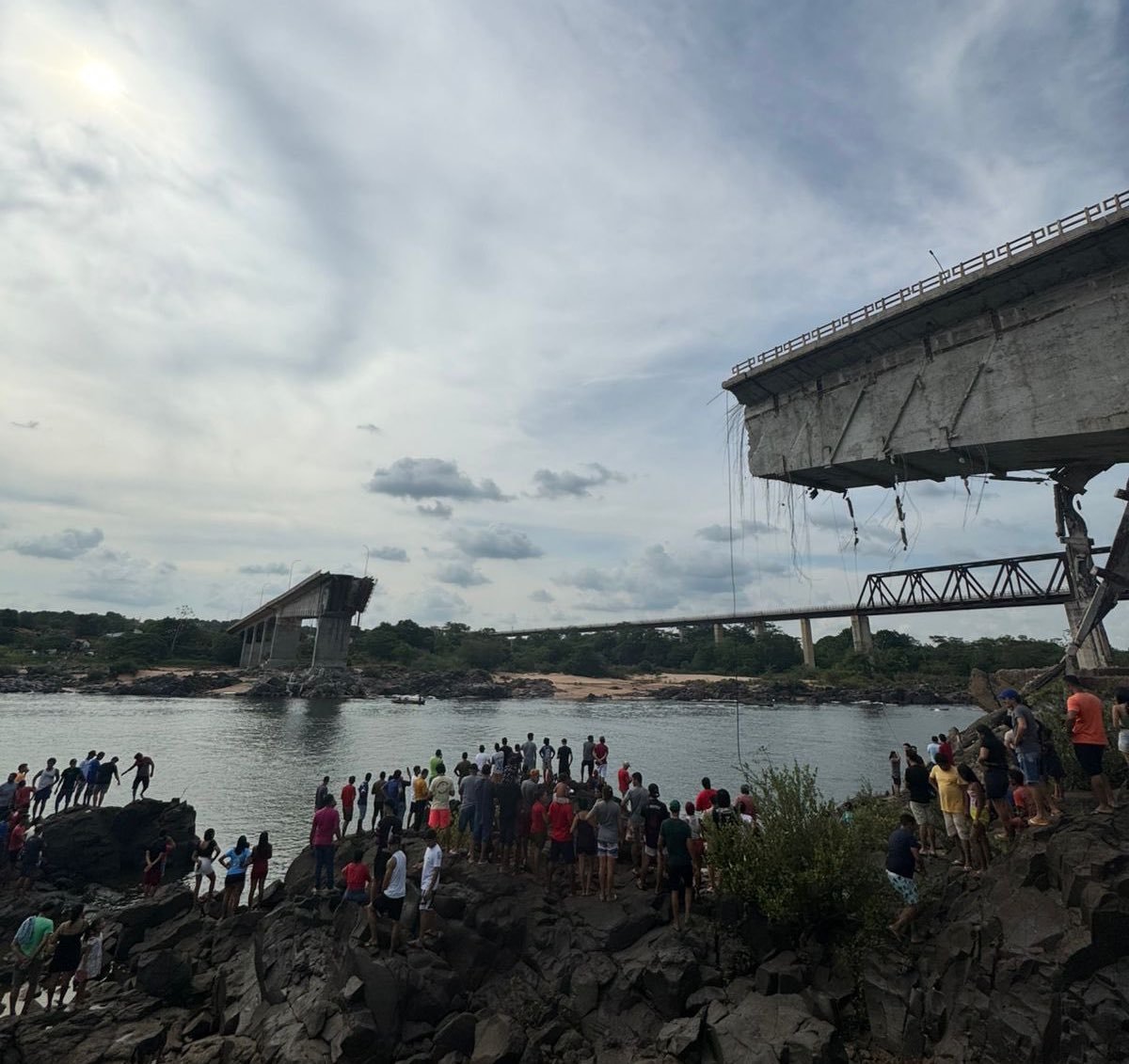 Uma ponte que ligava os Estados do Maranhão e do Tocantins desabou neste domingo, 22