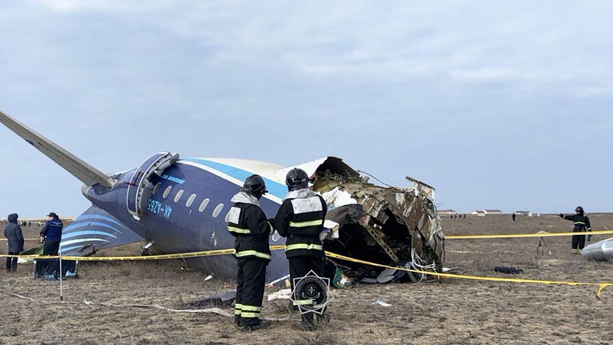 Queda de um avião da Azerbaijan Airlines no Cazaquistão deixou 38 mortos