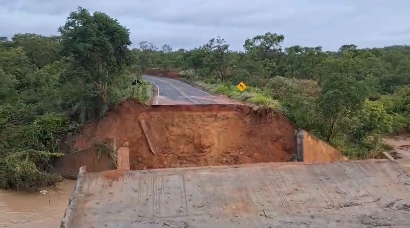 Ponte cedeu e impede o trânsito no local 