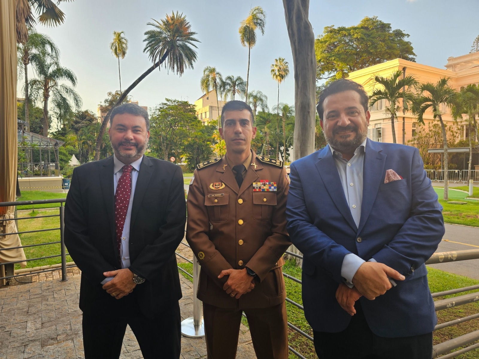 Durante recepção ao Corpo Diplomático e entidades internacionais  de Belo Horizonte, no Palácio da Liberdade, Juliano Fisicaro, secretário-adjunto da Casa Civil do Estado;  coronel Rezende, chefe do Gabinete Militar do governador de Minas Gerais; e Igor Tamerão, superintendente de Relações Internacionais da Casa Civil do Governo de Minas.