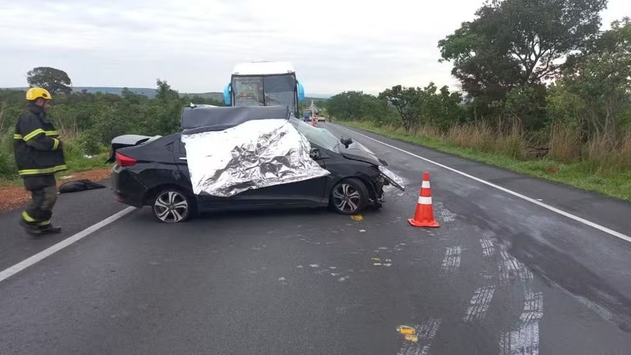 Carro e ônibus bateram de frente na BR-135, segundo informações dos bombeiros 