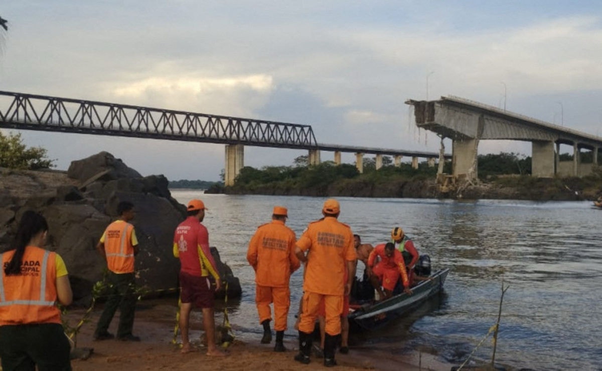 Bombeiros atuam com mergulhadores, barcos e botes para procurar os corpos