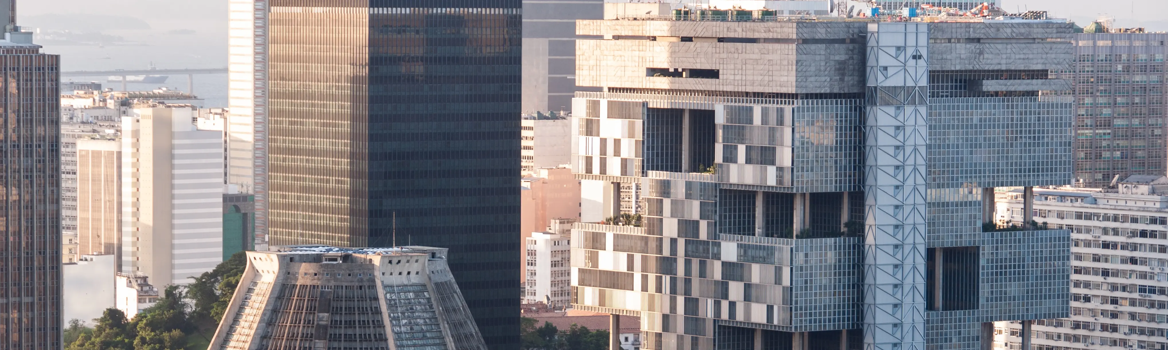 Fotografia diurna da fachada do Edise, edifício-sede da Petrobras, na cidade do Rio de Janeiro.