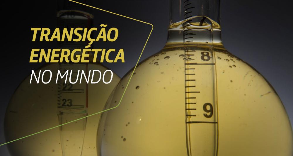 Frascos de vidro preenchidos com biocombustíveis. Ao lado deles está o texto “transição energética no mundo”.