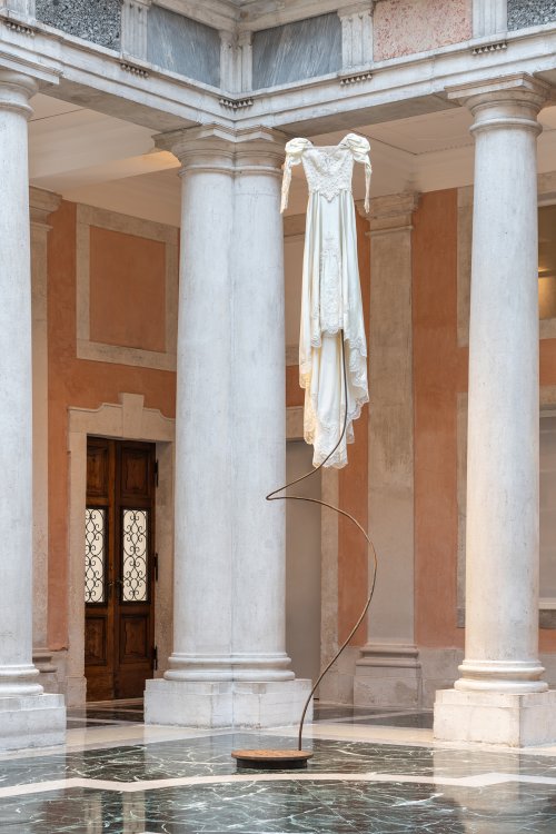 David Hammons, Forgotten Dream, 2000, Pinault Collection. Installation view, “Julie Mehretu. Ensemble”, 2024, Palazzo Grassi, Venezia. Ph. Marco Cappelletti © Palazzo Grassi, Pinault Collection