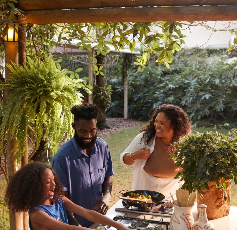 Família cozinhando no quintal da casa