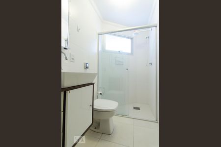 Banheiro de apartamento à venda com 1 quarto, 45m² em Cambuí, Campinas