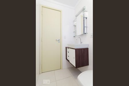 Banheiro de apartamento à venda com 1 quarto, 45m² em Cambuí, Campinas