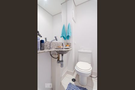 Lavabo de apartamento para alugar com 1 quarto, 55m² em Cambuí, Campinas