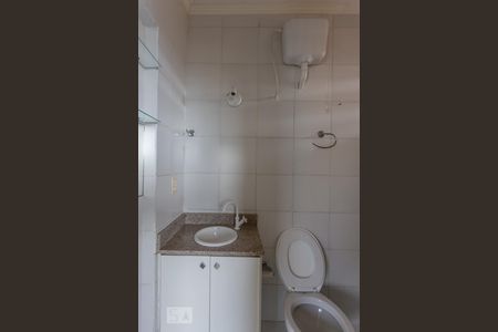 Banheiro de apartamento para alugar com 1 quarto, 48m² em Azenha, Porto Alegre