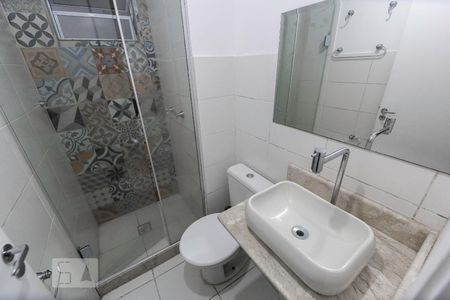 Banheiro social de apartamento à venda com 3 quartos, 54m² em Vargem Pequena, Rio de Janeiro