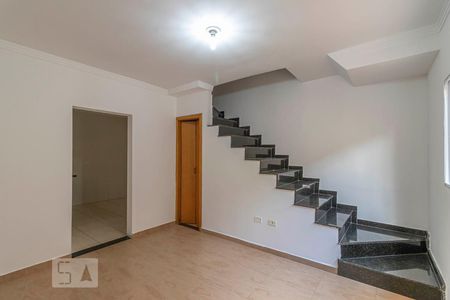 Sala de casa de condomínio para alugar com 2 quartos, 80m² em Jardim Danfer, São Paulo