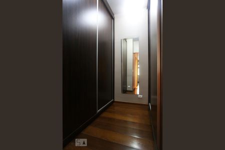 Closet da Suíte Master de casa de condomínio à venda com 4 quartos, 495m² em Parque dos Príncipes, Osasco