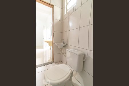 Banheiro de kitnet/studio para alugar com 1 quarto, 16m² em Ipiranga, Belo Horizonte