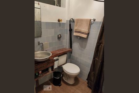 Banheiro de kitnet/studio para alugar com 1 quarto, 25m² em Centro Histórico, Porto Alegre