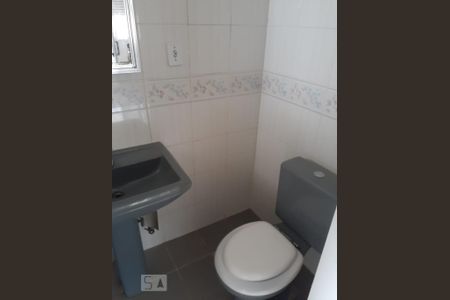 Banheiro de apartamento para alugar com 1 quarto, 42m² em Passo da Areia, Porto Alegre