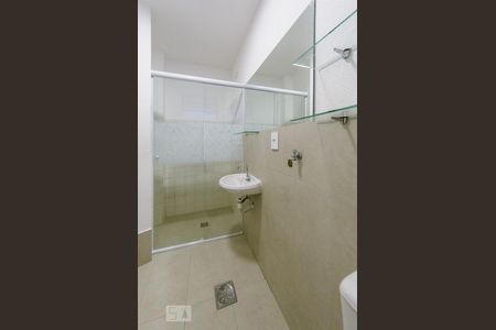 Banheiro de kitnet/studio para alugar com 1 quarto, 35m² em Centro, Campinas