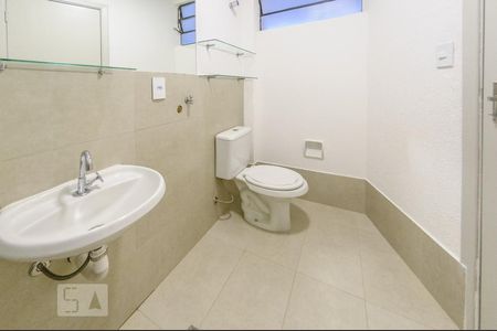 Banheiro de kitnet/studio para alugar com 1 quarto, 35m² em Centro, Campinas