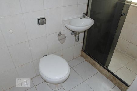 Banheiro de kitnet/studio para alugar com 1 quarto, 30m² em Botafogo, Rio de Janeiro